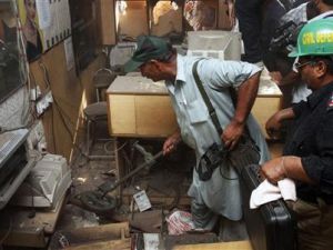 خبراء مفرقعات يفتشون مقهى للانترنت في لاهور بباكستان عقب وقوع انفجار به يوم السبت
