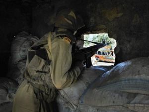جندي باكستاني في خندق في جمرود بولاية خيبر
