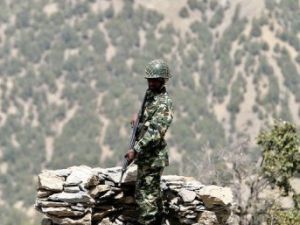 جنود باكستانيون يراقبون منظقة شمال وزيرستان الجبلية على الحدود الباكستانية-الافغانية