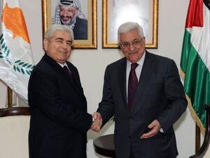 ارشيف/الرئيس الفلسطيني محمود عباس مستقبلا نظيره القبرصي ديميتريس خريستوفياس في رام الله 

