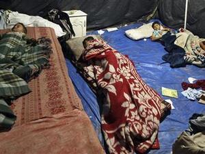 أطفال ينامون داخل خيمة في قطاع غزة بعد أن دمر منزلهم في الحرب الاسرائيليةعلى القطاع عام 2009. 
