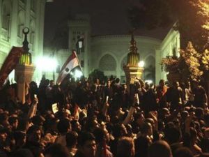 متظاهرون امام قصر الاتحادية بالقاهرة يوم الثلاثاء
