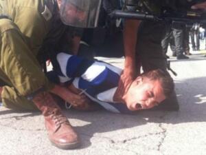جنود اسرائيليون يعتقلون شابا فلسطينيا