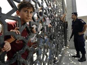 فلسطينيون ينتظرون عبور معبر رفح إلى داخل مصر
