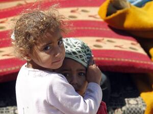 طفلان فلسطينيان من لاجئي سوريا داخل مخيم عين الحلوة في لبنان