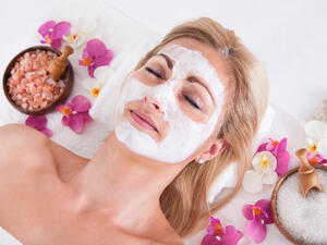 4 مقشرات منزلية من السُكر لإعادة الشَباب لجسمك