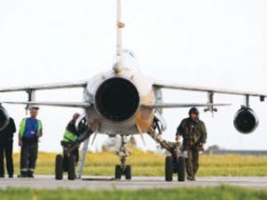 إتهامات دولية للقذافي بقصف المدنيين بالطائرات