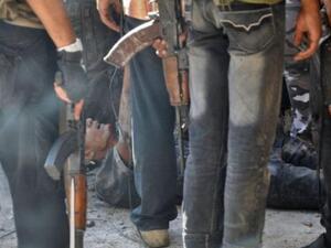 افراد من الجيش الحر يأسرون شرطيا بعد الاستيلاء على مركز الشرطة في منطقة الشعار في حلب
