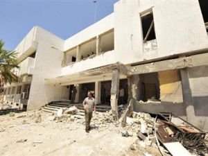 رجل يقف بجوار حطام قسم للشرطة استهدف بقنبلة في بنغازي يوم 23 يوليو
