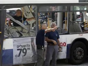 شرطيان اسرائيليان على مقربة من الحافلة التي انفجرت قنبلة على متنها
