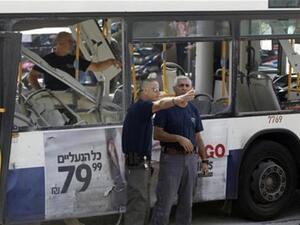 شرطيان اسرائيليان على مقربة من الحافلة التي انفجرت قنبلة على متنها
