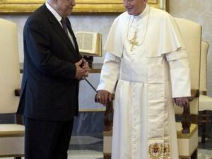 رئيس السلطة الفلسطينية محمود عباس خلال لقائه البابا بنديكتوس السادس عشر في الفاتيكان
