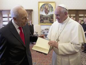 البابا فرنسيس الاول (الى اليمين) مع الرئيس الاسرائيلي شمعون بيريس في مدينة الفاتيكان

