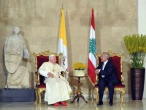 البابا مجتمعا مع الرئيس اللبناني ميشال سليمان