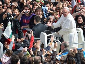 Pope Francis greets crowds in St. Peter's Square on Easter Sunday (AFP Photo)