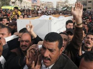 مشيعيون يحملون نعش احمد جلال الذي قتل في الاشتباكات بين الشرطة والمتظاهرين في بورسعيد يوم الجمعة
