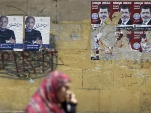 ملصقات لكل من محمد مرسي واحمد شفيق المرشحين للرئاسة المصرية في القاهرة
