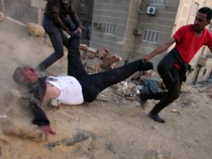 متظاهرون يقومون بسحل احد انصار جماعة الاخوان المسلمين 