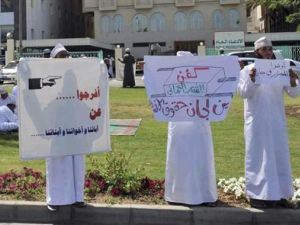 محتجون يرفعون لافتات في مسقط
