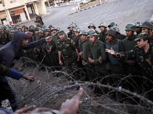Barbed wire and security forces outside the presidential palace (Photo: Gianluigi Guercia / AFP)