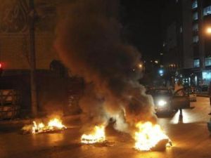 محتجون سنة يحرقون اطارات سيارات احتجاجا على مقتل وسام الحسن
