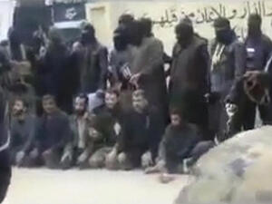 مقاتلون من المعارضة السورية في ادلب يجلسون على الارض قبل عملية اعدامهم من قبل مسلحين من جماعة الدولة الإسلامية في العراق والشام المرتبطة بتنظيم القاعدة
