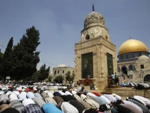 مصلون في باحة الاقصى