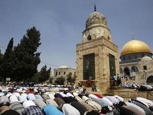 مصلون في باحة الاقصى