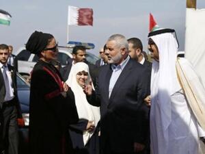 هنية يتوسط امير قطر وعقيلته