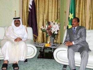 الرئيس الموريتاني محمد ولد عبد العزيز (يمين) مع امير قطر الشيخ حمد بن خليفة آل ثاني في نواكشوط

