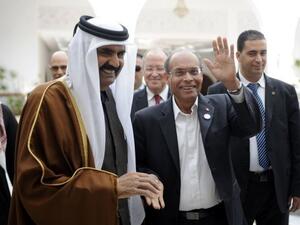 امير قطر والى جانبه الرئيس التونسي الجديد المنصف المرزوقي