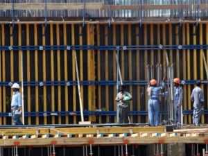 عمال بناء في ورشة في مشروع سكني في الدوحةعمال بناء في ورشة في مشروع سكني في الدوحة
