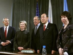 من اجتماع للجنة الرباعية في موسكو. من اليسار: توني بلير، هيلاري كلينتون، سيرغي لافروف، بان كي مون وكاثرين اشتون 