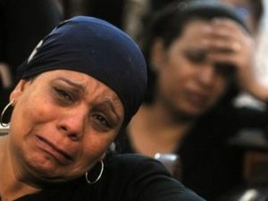 امراة قبطية تبكي خلال جنازة احد ضحايا المواجهات الطائفية الاخيرة في القاهرة