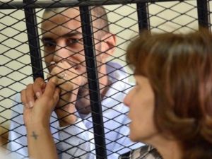 القضاء المصري يبدأ محاكمة قبطي متهم بازدراء الأديان
