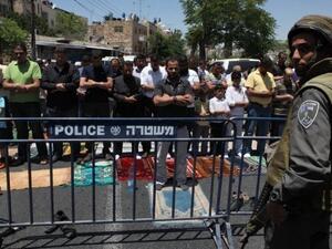 فلسطينيون يؤدون الصلاة خلف حاجز للجيش الاسرائيلي خارج المدينة القديمة في القدس 
