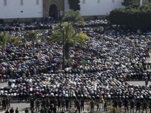 مشيعون يصلون قبل تشييع جثمان عبدالسلام ياسين في الرباط
