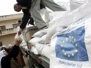 سيدة فلسطينية تتسلم مساعدة غذائية من الاتحاد الاوروبي عن طريق برنامج الغذاء العالمي توزعها الانروا، في جنين
