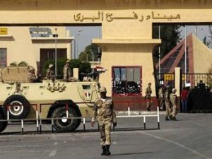 مدرعة للجيش المصري أمام بوابات معبر رفح بين مصر وقطاع غزة