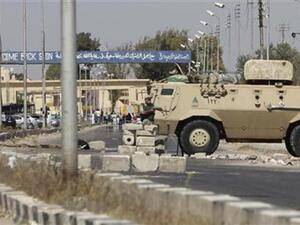 جندي مصري يقف حراسة عند معبر رفح المصر
