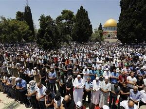 فلسطينيون يؤدون صلاة الجمعة
