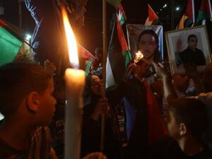اضاءة شموع في تجمع للمطالبة باطلاق الاسرى الفلسطينيين في السجون الاسرائيلية في رام الل
