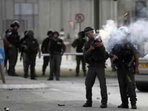 جنود اسرائيليون يطلقون قنابل غاز على محتجين فلسطينيين قرب مدينة رام الله

