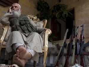 مقاتل من المعارضة المسلحة يستريح في المدينة القديمة في حلب شمال سوريا