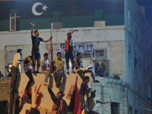 ليبيون في بنغازي يعربون عن سعادتهم يوم الاحد لانباء دخول المعارضة المسلحة الى العاصة طرابلس.
