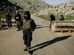 مقاتلون من الجيش الحر عند نقطة تفتيش اقاموها خارج ادلب