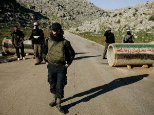 مقاتلون من الجيش الحر عند نقطة تفتيش اقاموها خارج ادلب