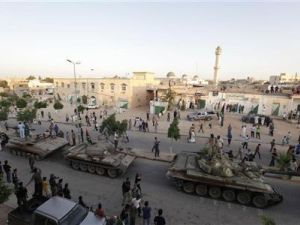 دبابات تابعة للمعارضة في الزينتان 
