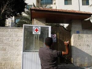 فلسطيني يرشق مكتب اللجنة الدولية للصلب الاحمر بالابيض في غزة
