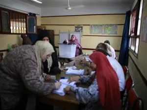 ناخبات مصريات أثناء الادلاء بأصواتهن في مركز اقتراع بالقاهرة 